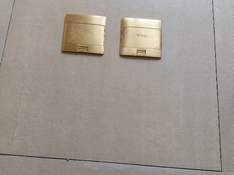 插座電路改線案例：插座離地面30公分（找平高度，毛墻要35合適），進門開關(guān)高度140公分，離門洞7到8公分適合。確定好位置以后，打上水平線，可以保證開關(guān)插座精確定位。切槽要保持先關(guān)深度一直，槽寬度一直，衛(wèi)生間可以適當(dāng)淺一點。衛(wèi)生打掃干凈以后，我們用發(fā)泡劑把底盒固定，把線管需要走的線路走好，收拾利索。穿線的時候可以把PVC管子拿掉，電線順勢穿進去，再把管子固定。 電線結(jié)完頭以后要涮錫，再用防水膠帶包裹，最后用電工膠帶包好。