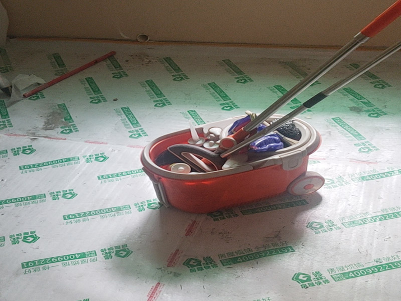 地磚美縫施工現(xiàn)場：使用用開槽器/平口螺絲刀/勾縫刀，清理瓷磚縫隙內(nèi)灰塵及垃圾，這一步需要力度適中，不要用蠻力，不然可能存在崩壞瓷磚的風(fēng)險。然后用吸塵器，掃把或者抹布清理干凈。，建議縫隙在1.5到2mm深度合適?？p隙清理干凈后， 擰開管蓋裝上混合管，管頭卡在膠槍的卡口上。首先打出30-40CM美縫劑余料，然后沿著瓷磚縫隙開始施工，在施工的時候一定要美縫劑填充滿瓷磚縫隙，不然后續(xù)可能會發(fā)生塌陷。瓷磚縫隙打膠方法先豎后橫，沿著縫隙均勻打出美縫劑.一般有些師傅打出3-5米時停下，開始用壓邊球壓縫，十字交叉口處多壓幾次，這樣會很美觀。壓縫的工具比較多，可用刮板或者壓縫 鋼球、手指套沿著縫隙壓出 U型面就可以了，施工之后24小時（夏天一般24小時，冬天一般48小時，具體看天氣情況），用清縫鏟刀清理瓷磚上多余縫隙。