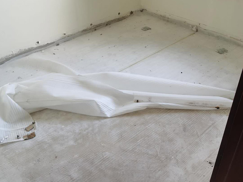 木地板拆除施工:了解地板在拆除前是如何鋪設(shè)的，仔細(xì)觀察四角的邊緣是否有空隙。先從踢腳線的開始拆，用平口啰嗦刀沿著踢腳線開始劃開。把踢腳線劃開后，就能把踢腳邊取下。這個時候地板就松動了，再順著松動的地板移動，讓更大面積的地板繼續(xù)松動。只到能方便取下，再動手取地板。拆地板的時候，不要亂拆，要順著地板的順序拆。一塊一塊的拆下，在拆的過程中若不好取，就要螺絲刀幫忙，就好拆多了。雖然舊地板還能有利于價值，所以拆的時候要盡量保存完整。但在拆地板的時候，即使再小心都會有破損的，所以要有這些心理準(zhǔn)備。待舊地板完全拆完后，把地面清掃干凈。再晾一段時間才能重新裝地板，因此潮濕的地面是不適合裝地板的，等完全干燥透了再鋪新的地板。