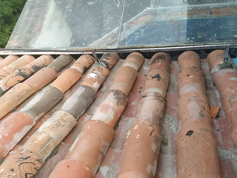 屋檐排水溝維修：檢查排水溝的接縫有沒有漏洞。您可以用與排水溝材質(zhì)相同的金屬片來修補(bǔ)小洞。大多數(shù)排水溝用的是鋁或銅。使用不同的金屬來修補(bǔ)排水溝將會出現(xiàn)腐蝕現(xiàn)象。在損壞的區(qū)域涂上厚厚的一層屋頂粘合劑，然后將補(bǔ)片按壓在合適的位置，并按排水溝的形狀彎曲補(bǔ)片。將更多的屋頂粘合劑涂抹在補(bǔ)片邊緣以起到隔水作用。