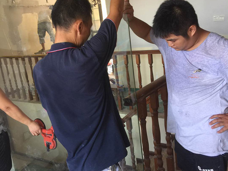 玻璃隔斷安裝:如用壓條安裝時(shí)先固定玻璃一側(cè)的壓條，并用橡膠墊墊在玻璃下方，再用壓條將玻璃固定；如用玻璃膠直接固定玻璃，應(yīng)將玻璃先安裝在小龍骨的預(yù)留槽內(nèi)，然后用玻璃膠封閉固定。首先在玻璃上沿四周粘上紙膠帶，根據(jù)設(shè)計(jì)要求將各種玻璃膠均勻地打在玻璃與小龍骨之間。待玻璃膠完全干后撕掉紙膠帶。