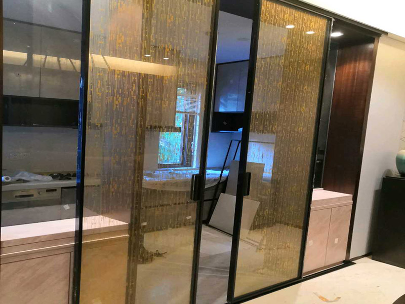 廚房移門維修：廚房移門的材質(zhì)一般是所料或者是鋁合金，如果是這兩種材料的臺面開裂(如果縫隙大)可以先用天那水清洗縫隙，再把相同的材料切片插入縫隙中，灌入和臺面一樣顏色的人造石膠水，等膠水固化后用水磨機打磨平再拋光就可以了；如果縫隙小，就用同色人造石膠水加固化劑和石粉攪拌后滲入縫隙里，膠水固化后打磨拋光就可以了。如果處理的好，縫隙是看不出來的。