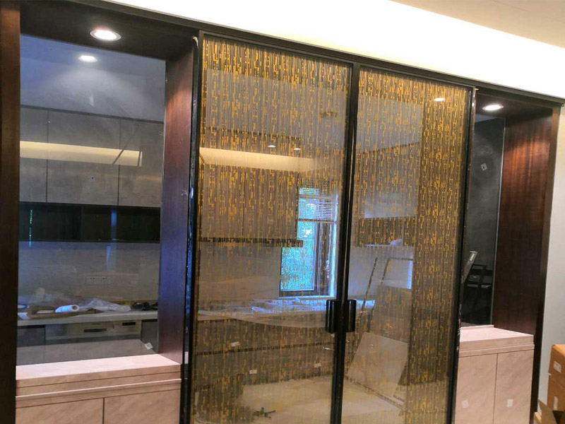 廚房移門維修：廚房移門的材質(zhì)一般是所料或者是鋁合金，如果是這兩種材料的臺面開裂(如果縫隙大)可以先用天那水清洗縫隙，再把相同的材料切片插入縫隙中，灌入和臺面一樣顏色的人造石膠水，等膠水固化后用水磨機打磨平再拋光就可以了；如果縫隙小，就用同色人造石膠水加固化劑和石粉攪拌后滲入縫隙里，膠水固化后打磨拋光就可以了。如果處理的好，縫隙是看不出來的。