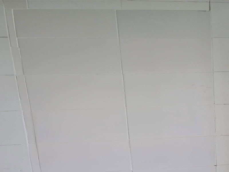 地面瓷磚鋪貼修補：首先應除去基層表面的污垢，油漬，浮灰;除去基層上所有涂料層，膩子層;如果基層未能達到平整度要求，需對基層進行預先的找平處理。加水后將粘結劑漿料攪拌至潤滑均勻，無明顯塊狀或糊狀結塊，攪拌后的漿料靜置5-10分鐘后再稍加攪拌1-2分鐘即可使用。在開始鋪貼施工前，需要先清理瓷磚表面的浮灰，污垢等。將瓷磚平整地鋪貼在基層上，使用橡膠錘將瓷磚拍實鋪平。施工過程中，可小幅度轉動瓷磚，使?jié){料與瓷磚背面充分接觸。根據(jù)磚的尺寸，在磚與磚之間預留相應尺寸的縫隙留待嵌縫。粘結劑具有一定的可調整性能，可對留縫的大小進行調整。瓷磚鋪貼結束后24小時，可進行嵌縫施工。將調制好的嵌縫劑均勻地涂在磚與磚的縫隙內。