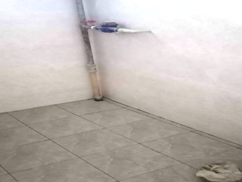 地面防水找平貼磚：衛(wèi)生間的防水工作流程，都是在地面用水泥砂漿找平一次，等它干透后再做防水。一般的防水施工要做2到3遍，而且防水的順序也是有講究的，比如，要先做完墻面防水再貼墻磚，其次才可以做地面防水，再貼地磚。因為地面經常會踩來踩去，地面防水如果先做了會很容易踩壞。一般情況下，在2到3遍的防水層全部做好后，會有5到7天的固化期，所以自然的，貼瓷磚肯定是要等到這之后才能做。固化期到了，我們也需要重新測試防水做的好不好，漏不漏水，這就需要再加水測試24小時后看看家里地面水位是否下降，或者看看樓下鄰居的衛(wèi)生間有