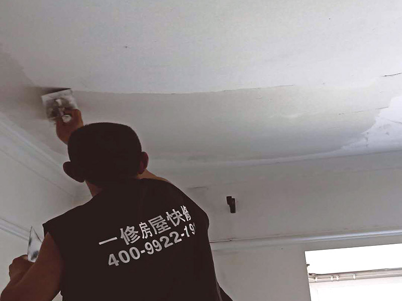 天花板刮膩?zhàn)泳S修：刮膩?zhàn)訉?duì)不同的墻體有著不同的要求，像比較常見(jiàn)的混凝土的墻面，會(huì)出現(xiàn)一些氣孔與鼓起的現(xiàn)象，所以就要先把墻面修平整掉，磨平凸起處，填補(bǔ)凹陷處。如果是預(yù)制混凝土的墻面，那么它的表面層就會(huì)有一些砂礫與疙瘩的現(xiàn)象，這個(gè)時(shí)候就需要專業(yè)的施工人員，使用用鋼絲刷把墻面整體的刷一遍?；鶎幼龊锰幚砗螅瑝γ孢€是會(huì)有一些凹陷的地方，這個(gè)時(shí)候就可以用石膏膩?zhàn)觼?lái)補(bǔ)平。將石膏膩?zhàn)訅簩?shí)凹陷處，橫抹豎起的地方再重新刮一遍，這樣來(lái)確保墻面的平整。刮膩?zhàn)又埃瑖娝⒁槐檎辰Y(jié)劑，就可以開(kāi)始刮膩?zhàn)恿恕Ｄ佔(zhàn)庸瓮旰?，仔?xì)檢查看看墻面