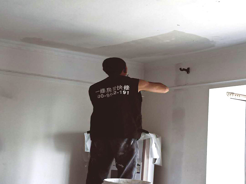 天花板刮膩?zhàn)泳S修：刮膩?zhàn)訉?duì)不同的墻體有著不同的要求，像比較常見(jiàn)的混凝土的墻面，會(huì)出現(xiàn)一些氣孔與鼓起的現(xiàn)象，所以就要先把墻面修平整掉，磨平凸起處，填補(bǔ)凹陷處。如果是預(yù)制混凝土的墻面，那么它的表面層就會(huì)有一些砂礫與疙瘩的現(xiàn)象，這個(gè)時(shí)候就需要專業(yè)的施工人員，使用用鋼絲刷把墻面整體的刷一遍?；鶎幼龊锰幚砗?，墻面還是會(huì)有一些凹陷的地方，這個(gè)時(shí)候就可以用石膏膩?zhàn)觼?lái)補(bǔ)平。將石膏膩?zhàn)訅簩?shí)凹陷處，橫抹豎起的地方再重新刮一遍，這樣來(lái)確保墻面的平整。刮膩?zhàn)又埃瑖娝⒁槐檎辰Y(jié)劑，就可以開(kāi)始刮膩?zhàn)恿?。膩?zhàn)庸瓮旰?，仔?xì)檢查看看墻面