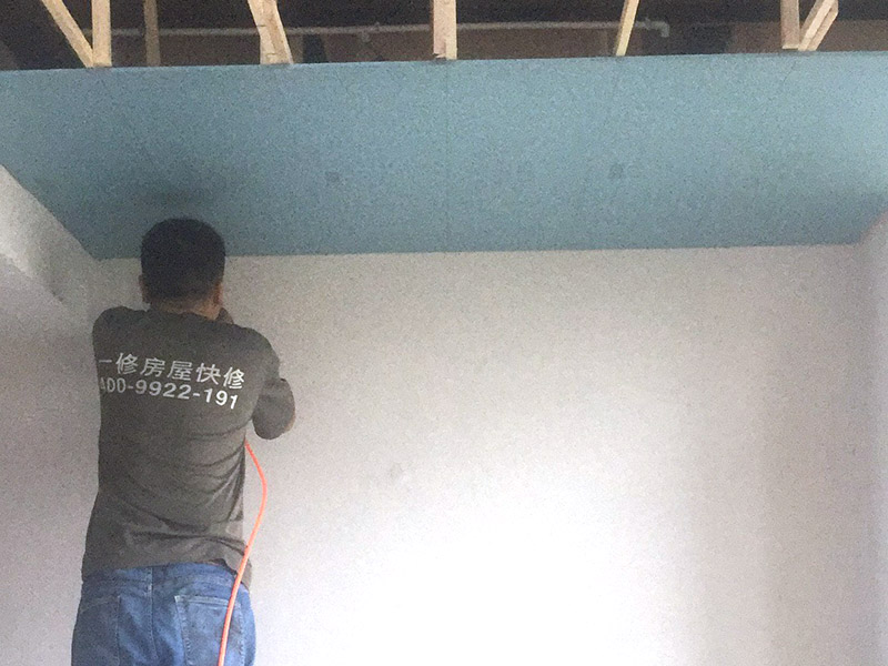 木龍骨吊頂安裝：先確認(rèn)好吊頂?shù)奈恢?，然后對該位置進行精準(zhǔn)的測量，最后再進行標(biāo)高，最好對墻面進行彈線，吊頂?shù)奈恢脮訙?zhǔn)確，需要注意的是，為了確保吊頂?shù)姆€(wěn)定性，各個孔眼之間的距離大約保持在30cm左右最佳。木龍骨在安裝之前，需要先在木龍骨上開槽，然后進行拼接，最后用膠水和釘子固定住，才能吊頂，注意一般面積要控制在10襯之內(nèi)，吊頂才會更加牢固、好看。所有龍骨拼接完畢之后，需要先進行檢查，確認(rèn)無誤后才可進行固定，因為整個吊頂?shù)倪吔俏恢?，都需要進行封口處理，否則會影響吊頂?shù)馁|(zhì)量，所以必須仔細(xì)安裝。