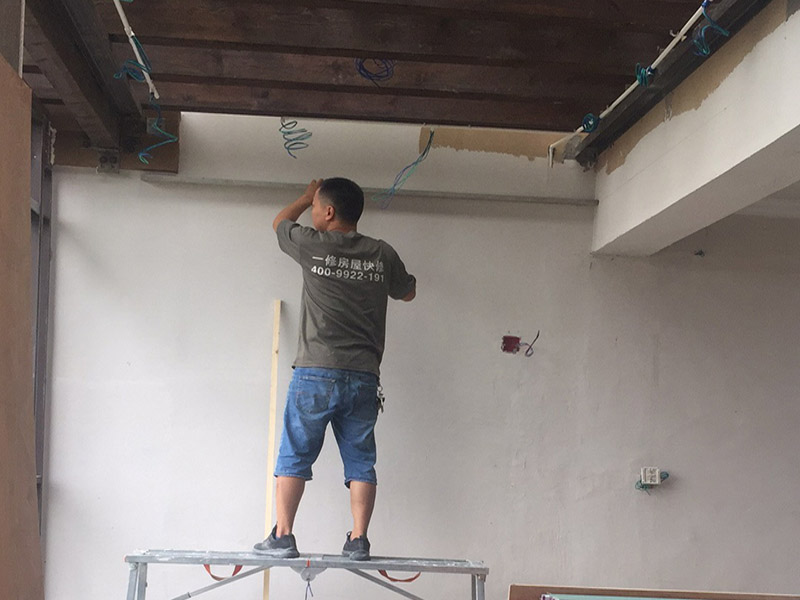 木龍骨吊頂安裝：先確認(rèn)好吊頂?shù)奈恢?，然后對該位置進行精準(zhǔn)的測量，最后再進行標(biāo)高，最好對墻面進行彈線，吊頂?shù)奈恢脮訙?zhǔn)確，需要注意的是，為了確保吊頂?shù)姆€(wěn)定性，各個孔眼之間的距離大約保持在30cm左右最佳。木龍骨在安裝之前，需要先在木龍骨上開槽，然后進行拼接，最后用膠水和釘子固定住，才能吊頂，注意一般面積要控制在10襯之內(nèi)，吊頂才會更加牢固、好看。所有龍骨拼接完畢之后，需要先進行檢查，確認(rèn)無誤后才可進行固定，因為整個吊頂?shù)倪吔俏恢茫夹枰M行封口處理，否則會影響吊頂?shù)馁|(zhì)量，所以必須仔細(xì)安裝。