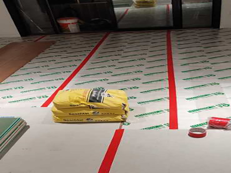 地面保護(hù)方案：入戶門(mén)的保護(hù) 各種裝修物料的進(jìn)場(chǎng)以及各種建筑裝修的清理，都會(huì)經(jīng)過(guò)入戶門(mén)，這些物品在搬運(yùn)的過(guò)程中，與入戶門(mén)發(fā)生磕碰、摩擦的機(jī)率大大增加，所以，第一個(gè)需要做好成品保護(hù)的地方就是我們的入戶門(mén)。建議：在裝修開(kāi)工前直到家具進(jìn)場(chǎng)期間，都需要對(duì)入戶門(mén)進(jìn)行保護(hù)！對(duì)于這一點(diǎn)，可以使用成品保護(hù)膜將門(mén)包裹。 二、水電改造時(shí)的保護(hù) 1、電路改造的時(shí)候，能開(kāi)槽的地方盡量開(kāi)槽。 2、不能開(kāi)槽的地方一定要做好固定和保護(hù)。 3、下水管要封好 。4、對(duì)裸露的線頭盡量進(jìn)行包裹。 三、瓷磚、地板的鋪貼保護(hù) 瓷磚、地板的鋪裝，也屬于基礎(chǔ)裝修的部分，經(jīng)常發(fā)現(xiàn)瓷磚施工時(shí)和施工后都沒(méi)有做成品保護(hù)工作，具體的表現(xiàn)有：瓷磚邊鋪邊勾縫、在剛鋪的瓷磚、地板上堆放雜物、剛鋪的瓷磚就在上面走動(dòng)踩踏、地面瓷磚、地板沒(méi)有使用成品保護(hù)膜覆蓋等，這些都會(huì)影響瓷磚的鋪貼效果，造成瓷磚的施工質(zhì)量問(wèn)題。 