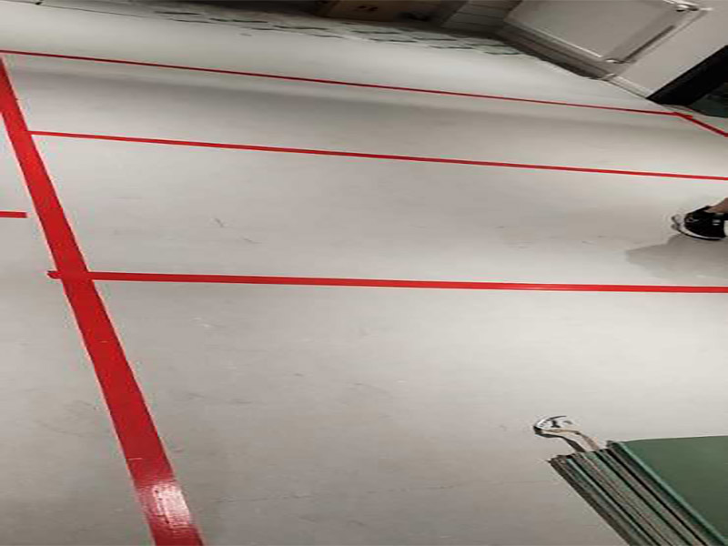 地面保護(hù)方案：入戶門(mén)的保護(hù) 各種裝修物料的進(jìn)場(chǎng)以及各種建筑裝修的清理，都會(huì)經(jīng)過(guò)入戶門(mén)，這些物品在搬運(yùn)的過(guò)程中，與入戶門(mén)發(fā)生磕碰、摩擦的機(jī)率大大增加，所以，第一個(gè)需要做好成品保護(hù)的地方就是我們的入戶門(mén)。建議：在裝修開(kāi)工前直到家具進(jìn)場(chǎng)期間，都需要對(duì)入戶門(mén)進(jìn)行保護(hù)！對(duì)于這一點(diǎn)，可以使用成品保護(hù)膜將門(mén)包裹。 二、水電改造時(shí)的保護(hù) 1、電路改造的時(shí)候，能開(kāi)槽的地方盡量開(kāi)槽。 2、不能開(kāi)槽的地方一定要做好固定和保護(hù)。 3、下水管要封好 。4、對(duì)裸露的線頭盡量進(jìn)行包裹。 三、瓷磚、地板的鋪貼保護(hù) 瓷磚、地板的鋪裝，也屬于基礎(chǔ)裝修的部分，經(jīng)常發(fā)現(xiàn)瓷磚施工時(shí)和施工后都沒(méi)有做成品保護(hù)工作，具體的表現(xiàn)有：瓷磚邊鋪邊勾縫、在剛鋪的瓷磚、地板上堆放雜物、剛鋪的瓷磚就在上面走動(dòng)踩踏、地面瓷磚、地板沒(méi)有使用成品保護(hù)膜覆蓋等，這些都會(huì)影響瓷磚的鋪貼效果，造成瓷磚的施工質(zhì)量問(wèn)題。 