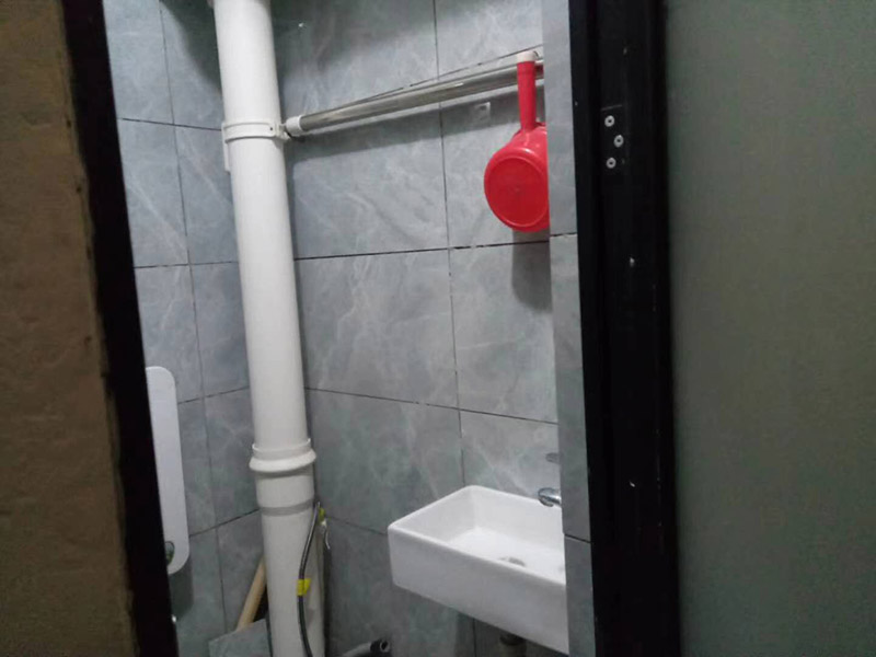 公寓局部改造:衛(wèi)生間改造中水電的改造尤為重要且需要最早開始著手，由于會(huì)涉及到浴霸采暖、燈光的線路走向、水管的入墻等問題，所以在改造之前需制定一個(gè)詳細(xì)的水電走向設(shè)計(jì)，從而提高安全質(zhì)量以及滿足裝修業(yè)主們生活的需要。其次就是需要對(duì)其做相應(yīng)的防水處理。因?yàn)樵谌粘５募彝ブ校l(wèi)生間的水是處處可見的，非常潮濕。衛(wèi)生間內(nèi)的防水涂料是由地面延伸到墻面的，涂刷過程中精良的保證厚度均勻。還需要處理好地面和墻面交界處的各類管件的涂刷。待防水處理完全確定后，等待地面干透就可以做后續(xù)的工程了。