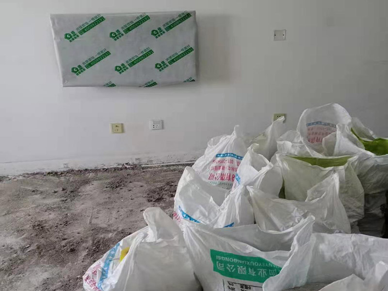 客廳家具家電保護：若是翻新墻面，在進場施工前，就需要把靠近墻面的東西搬移出一定的距離，比如床、電視柜、沙發(fā)、空調等，最好移到房子中間，方便施工的同時，可以做到集中遮蓋保護，避免家具家電在施工中磕碰。對于無法搬動的設備，比如嵌入式家具、門窗、空調掛機等，要進行遮蔽保護，避免基層處理和涂刷時被弄臟。在保護時，要根據(jù)被包裹物體的類型和大小，選擇遮蔽保護膜的類型和大小，確保物體被安全保護，四面包裹無死角，且保護膜平整。