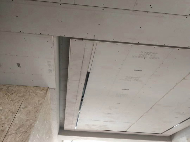 家具定制安裝案例：定制家具根據(jù)個人的興趣愛好提出特點要求而進(jìn)行設(shè)計，設(shè)計出各種顏色搭配、款式豐富新穎的產(chǎn)品，滿足不同人對家具的個性要求，是大批量生產(chǎn)的大眾化家具所無法比擬的。 消費者能夠控制家具材料成本。定制家具因為家具的各種屬性參數(shù)是可以定制的，也就是可以控制家具成本，覺得成本太高時可以適量減少。另外，定制家具品牌一般都是找固定的供應(yīng)商，材料方面有保障，而且價格相對也會便宜。