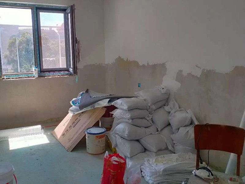 全屋整體裝修翻新：首先在做翻新的時候一定要把之前的墻面給處理干凈，粉化嚴(yán)重的一定要鏟除干凈。由于之前的墻面有刷過油漆和乳膠漆，所在做完鏟除后一定要做打磨處理，將原來墻體上的結(jié)實(shí)的表皮及浮沉全部清理掉，如果說墻體出現(xiàn)小部分的凹陷以及裂縫的話可以用膩?zhàn)由晕⑻钛a(bǔ)一下。 清理干凈的墻面一定要刷一道底漆，墻面底漆的主要作用就是抗堿防潮、封固基材、保護(hù)面漆、提高面漆的質(zhì)量以及遮蓋力。尤其是對老房子進(jìn)行翻新的時候底漆是特別的重要，如果說是直接的上面漆的話墻面就很容易起泡發(fā)霉，時間不久后就會再一次出現(xiàn)脫落現(xiàn)象，不能重蹈覆轍。 在上面漆之前要裝油漆按照漆桶的說明配比及涂刷，要準(zhǔn)備足夠的量，保證顏色的相同，不要因?yàn)榱可偃绷亢髞磉M(jìn)行后補(bǔ)，這樣很容易發(fā)生色差的問題。刷面漆時要選擇質(zhì)量好的刷漆滾筒，這樣刷出來的質(zhì)地才會更加的均勻好看。刷完漆之后要注意通風(fēng)問題，因?yàn)橄♂寗┲械亩妆匠煞謺c乳膠漆中的成分發(fā)生化學(xué)反應(yīng)導(dǎo)致墻面泛黃。