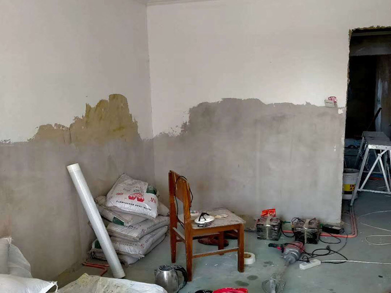 全屋整體裝修翻新：首先在做翻新的時候一定要把之前的墻面給處理干凈，粉化嚴(yán)重的一定要鏟除干凈。由于之前的墻面有刷過油漆和乳膠漆，所在做完鏟除后一定要做打磨處理，將原來墻體上的結(jié)實(shí)的表皮及浮沉全部清理掉，如果說墻體出現(xiàn)小部分的凹陷以及裂縫的話可以用膩?zhàn)由晕⑻钛a(bǔ)一下。 清理干凈的墻面一定要刷一道底漆，墻面底漆的主要作用就是抗堿防潮、封固基材、保護(hù)面漆、提高面漆的質(zhì)量以及遮蓋力。尤其是對老房子進(jìn)行翻新的時候底漆是特別的重要，如果說是直接的上面漆的話墻面就很容易起泡發(fā)霉，時間不久后就會再一次出現(xiàn)脫落現(xiàn)象，不能重蹈覆轍。 在上面漆之前要裝油漆按照漆桶的說明配比及涂刷，要準(zhǔn)備足夠的量，保證顏色的相同，不要因?yàn)榱可偃绷亢髞磉M(jìn)行后補(bǔ)，這樣很容易發(fā)生色差的問題。刷面漆時要選擇質(zhì)量好的刷漆滾筒，這樣刷出來的質(zhì)地才會更加的均勻好看。刷完漆之后要注意通風(fēng)問題，因?yàn)橄♂寗┲械亩妆匠煞謺c乳膠漆中的成分發(fā)生化學(xué)反應(yīng)導(dǎo)致墻面泛黃。