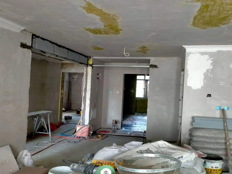 全屋整體裝修翻新：首先在做翻新的時候一定要把之前的墻面給處理干凈，粉化嚴(yán)重的一定要鏟除干凈。由于之前的墻面有刷過油漆和乳膠漆，所在做完鏟除后一定要做打磨處理，將原來墻體上的結(jié)實(shí)的表皮及浮沉全部清理掉，如果說墻體出現(xiàn)小部分的凹陷以及裂縫的話可以用膩?zhàn)由晕⑻钛a(bǔ)一下。 清理干凈的墻面一定要刷一道底漆，墻面底漆的主要作用就是抗堿防潮、封固基材、保護(hù)面漆、提高面漆的質(zhì)量以及遮蓋力。尤其是對老房子進(jìn)行翻新的時候底漆是特別的重要，如果說是直接的上面漆的話墻面就很容易起泡發(fā)霉，時間不久后就會再一次出現(xiàn)脫落現(xiàn)象，不能重蹈覆轍。 在上面漆之前要裝油漆按照漆桶的說明配比及涂刷，要準(zhǔn)備足夠的量，保證顏色的相同，不要因?yàn)榱可偃绷亢髞磉M(jìn)行后補(bǔ)，這樣很容易發(fā)生色差的問題。刷面漆時要選擇質(zhì)量好的刷漆滾筒，這樣刷出來的質(zhì)地才會更加的均勻好看。刷完漆之后要注意通風(fēng)問題，因?yàn)橄♂寗┲械亩妆匠煞謺c乳膠漆中的成分發(fā)生化學(xué)反應(yīng)導(dǎo)致墻面泛黃。