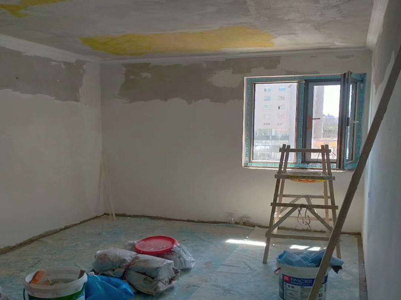 全屋整體裝修翻新：首先在做翻新的時候一定要把之前的墻面給處理干凈，粉化嚴(yán)重的一定要鏟除干凈。由于之前的墻面有刷過油漆和乳膠漆，所在做完鏟除后一定要做打磨處理，將原來墻體上的結(jié)實(shí)的表皮及浮沉全部清理掉，如果說墻體出現(xiàn)小部分的凹陷以及裂縫的話可以用膩?zhàn)由晕⑻钛a(bǔ)一下。 清理干凈的墻面一定要刷一道底漆，墻面底漆的主要作用就是抗堿防潮、封固基材、保護(hù)面漆、提高面漆的質(zhì)量以及遮蓋力。尤其是對老房子進(jìn)行翻新的時候底漆是特別的重要，如果說是直接的上面漆的話墻面就很容易起泡發(fā)霉，時間不久后就會再一次出現(xiàn)脫落現(xiàn)象，不能重蹈覆轍。 在上面漆之前要裝油漆按照漆桶的說明配比及涂刷，要準(zhǔn)備足夠的量，保證顏色的相同，不要因?yàn)榱可偃绷亢髞磉M(jìn)行后補(bǔ)，這樣很容易發(fā)生色差的問題。刷面漆時要選擇質(zhì)量好的刷漆滾筒，這樣刷出來的質(zhì)地才會更加的均勻好看。刷完漆之后要注意通風(fēng)問題，因?yàn)橄♂寗┲械亩妆匠煞謺c乳膠漆中的成分發(fā)生化學(xué)反應(yīng)導(dǎo)致墻面泛黃。