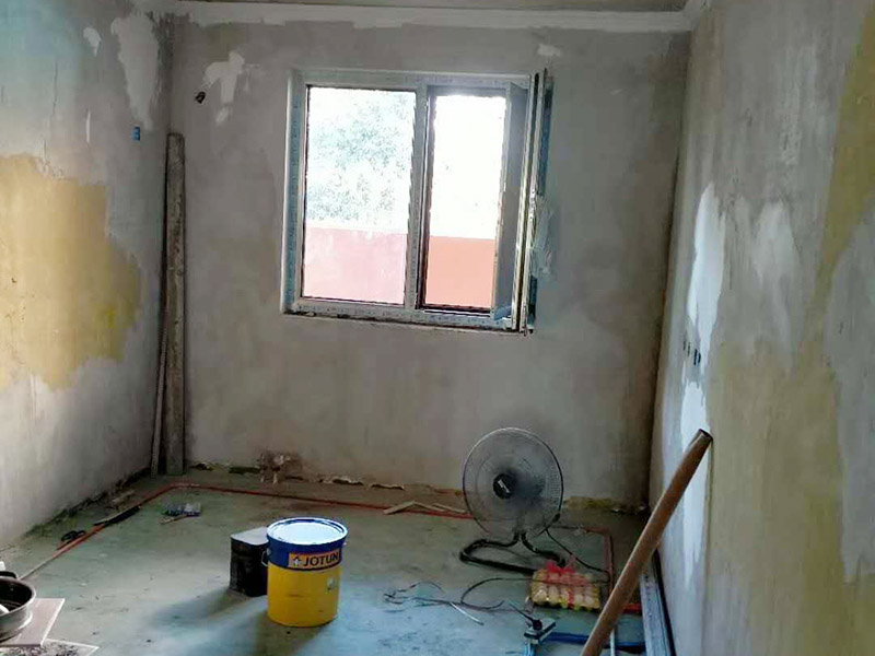 全屋整體裝修翻新：首先在做翻新的時候一定要把之前的墻面給處理干凈，粉化嚴(yán)重的一定要鏟除干凈。由于之前的墻面有刷過油漆和乳膠漆，所在做完鏟除后一定要做打磨處理，將原來墻體上的結(jié)實(shí)的表皮及浮沉全部清理掉，如果說墻體出現(xiàn)小部分的凹陷以及裂縫的話可以用膩?zhàn)由晕⑻钛a(bǔ)一下。 清理干凈的墻面一定要刷一道底漆，墻面底漆的主要作用就是抗堿防潮、封固基材、保護(hù)面漆、提高面漆的質(zhì)量以及遮蓋力。尤其是對老房子進(jìn)行翻新的時候底漆是特別的重要，如果說是直接的上面漆的話墻面就很容易起泡發(fā)霉，時間不久后就會再一次出現(xiàn)脫落現(xiàn)象，不能重蹈覆轍。 在上面漆之前要裝油漆按照漆桶的說明配比及涂刷，要準(zhǔn)備足夠的量，保證顏色的相同，不要因?yàn)榱可偃绷亢髞磉M(jìn)行后補(bǔ)，這樣很容易發(fā)生色差的問題。刷面漆時要選擇質(zhì)量好的刷漆滾筒，這樣刷出來的質(zhì)地才會更加的均勻好看。刷完漆之后要注意通風(fēng)問題，因?yàn)橄♂寗┲械亩妆匠煞謺c乳膠漆中的成分發(fā)生化學(xué)反應(yīng)導(dǎo)致墻面泛黃。