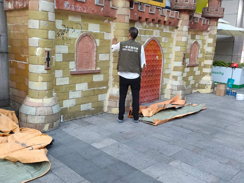 外墻修補(bǔ)及燈具安裝：射燈一般是安裝在踢腳線里，這樣即不占用家庭的其他位置，又能達(dá)到美觀的效果，將踢腳線的射燈打開后，就會感覺自己置身燈光的舞臺，很唯美，還能烘托氣氛。射燈屬于高聚光的燈具，一般是起到強(qiáng)調(diào)或者突出某樣物品的作用，可以起到烘托的作用，使人觀賞的人有眼前為之一亮的感覺。并將整個空間的亮點(diǎn)都能夠清晰的展現(xiàn)在住戶面前，營造出高端、大氣。