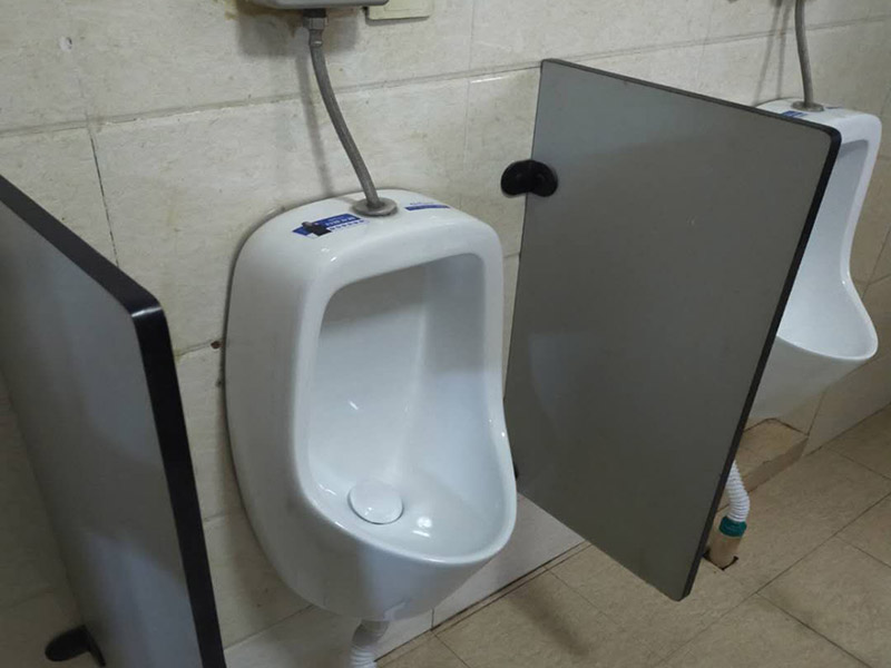 蹲便器管道更換:建議把舊的蹲便器取下來后，將周圍處理干凈，再重新做防水比較保險，并且要在離墻適當(dāng)?shù)奈恢妙A(yù)留好下水管道，更換好蹲便器后，還要在出水口邊緣涂上一層玻璃膠，最后，打開進水系統(tǒng)進行測試，檢查各接合處是否出現(xiàn)漏水情況。