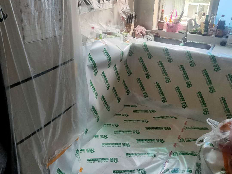 家具地板保護(hù)措施：1、在家具進(jìn)場(chǎng)時(shí)先在地板上鋪一層毛毯或是硬紙殼，可以有效減少家具和地板的摩擦，從而達(dá)到保護(hù)地板的目的。 2、工人在搬家具的時(shí)候，需要先在家具的棱角部分包上一層保護(hù)膜，這樣不但可以避免擦傷地板，同時(shí)也可以防止在搬弄家具的時(shí)候產(chǎn)生一些磕磕碰碰的現(xiàn)象，傷害到家具。