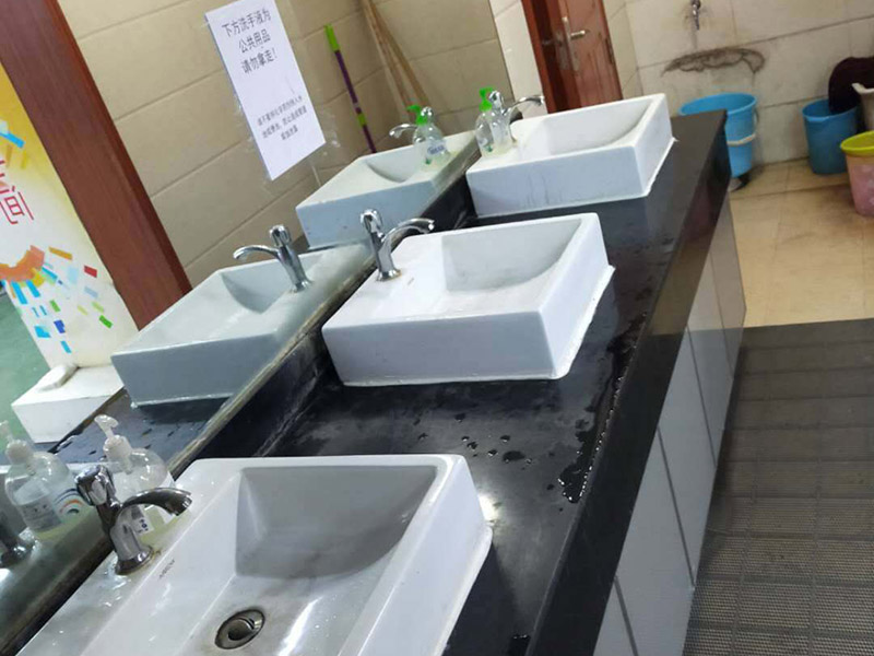 衛(wèi)生間臺(tái)盆安裝：拆掉原來損壞的下水器，并用刀對(duì)面盆下水口進(jìn)行清理，確保干凈無雜物。這樣會(huì)確保安裝以后不漏水。將下水器拆分，先安裝中間部分，將密封圈下部取下，水管對(duì)準(zhǔn)溢水口，輕輕放入并旋轉(zhuǎn)使密封圈和溢水口緊密貼合。將下部密封圈安裝在下水管和面盆接觸的位置，逆時(shí)針擰動(dòng)螺絲使下部密封圈和面盆緊密貼合，一般質(zhì)量好的密封圈手動(dòng)安裝就可以保證密封效果，如果手動(dòng)不能擰緊可借助扳手。將下水管道上口對(duì)準(zhǔn)下水器下口，接好下水管道。如果采用的防臭型，要注意下水管和地漏連接部位緊密結(jié)合。