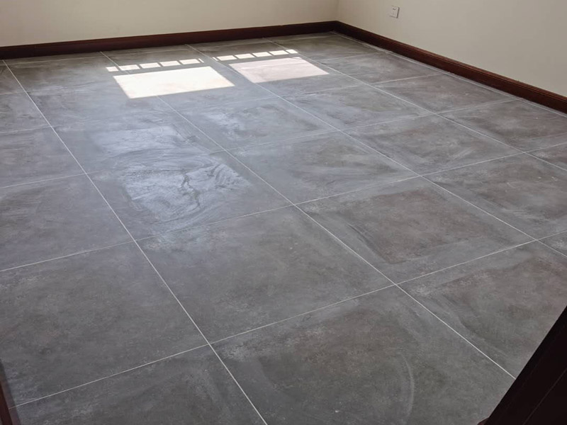 地磚拆除重貼瓷磚：1、混凝土地面應(yīng)將基層鑿毛，鑿毛深度5~10毫米，鑿毛痕的間距為30毫米左右。之后，清凈浮灰，砂漿、油漬，產(chǎn)散水刷少將地面。 2、鋪貼前應(yīng)彈好線，在地面彈出與門道口成直角的基準(zhǔn)線，彈線應(yīng)從門口開始，以保證進(jìn)口處為整磚，非整磚置于陰角或家具下面，彈線應(yīng)彈出縱橫定位控制線。 3、鋪貼陶瓷地面磚前，應(yīng)先將陶瓷地面磚浸泡陰干。 4、鋪貼時，水泥砂漿應(yīng)飽滿地抹在陶瓷地面磚背面，鋪貼后用橡皮棰敲實。同時，用水平尺檢查校正，擦凈表面水泥砂漿。 5、鋪貼完2~3小時后，用白水泥擦縫，縫要填充密實，平整光滑。