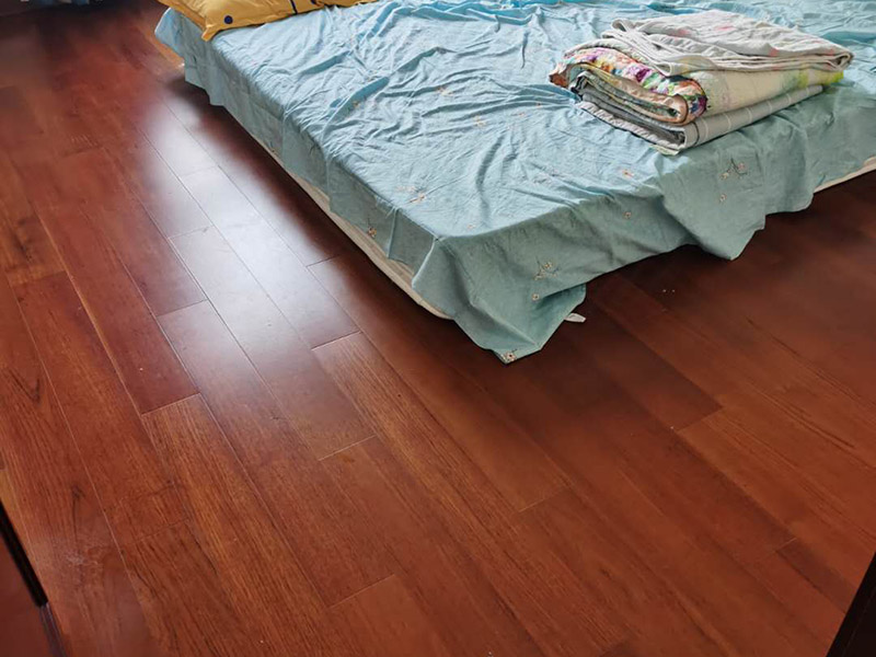 木地板鋪貼案例：首先清理地面。地面已經清理干凈、平整之后，先要鋪設一層防潮地墊。這一層至少要20-30厘米(大約8英寸)在離墻大約預留1-3英寸的空隙?，F在可以安裝已經選好花色的地板了。需要注意的是所鋪設的防潮地墊只需要鋪設大致5&mdash;10排的地板。然后為了防止地板的第一行的地板滑動，必須用間隔的裝置或者楔子固定。第一行余下的板通常用在第二行的開頭。要確保第二行板的接口與第一行板的接口錯開的長度至少30厘米。