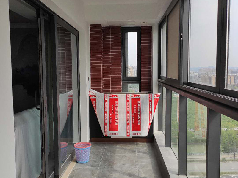 陽臺家具安裝：安裝地柜：將安置地柜的位置打掃干凈，把組裝好的地柜擺放到合適的位置，（有的櫥柜需要安裝地腳，那么在地柜柜體組裝好之后，翻轉(zhuǎn)過來，底板上已經(jīng)預(yù)先打了安裝孔，將地腳配件套上去，然后用螺絲釘固定住，最后將地腳桿擰緊。