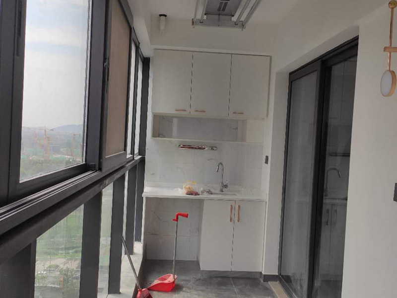 陽臺櫥柜裝修設(shè)計：在陽臺櫥柜裝修前須做好陽臺裝修，做好陽臺這些的防塵措施、防水措施、防陽光暴曬措施等，陽臺櫥柜的選材要特別注意抗老化，因為陽臺櫥柜比起其它地方的櫥柜來說陽光更容易照射到和照射時間更長，因此對于陽臺櫥柜的材料要耐老化。陽臺櫥柜裝修中，防水也是非常關(guān)鍵的，因為即使陽臺裝修時防水做的夠好，但因陽臺內(nèi)、外地理位置關(guān)系，相比平常廚房更需要加強(qiáng)相應(yīng)的陽臺櫥柜防水哦。陽臺櫥柜裝修完之后，因所處位置的關(guān)系而導(dǎo)致陽臺櫥柜更容易積累粉塵，因此要經(jīng)常進(jìn)行清潔，保持陽臺櫥柜整潔干凈。