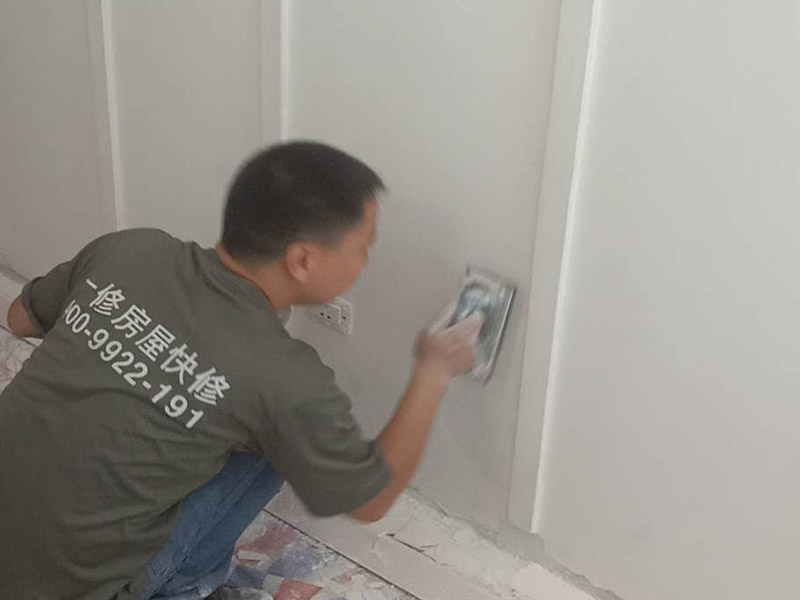 裝飾墻面刮膩?zhàn)诱移?刮膩?zhàn)訉?duì)不同的墻體有著不同的要求，像比較常見(jiàn)的混凝土的墻面，會(huì)出現(xiàn)一些氣孔與鼓起的現(xiàn)象，所以就要先把墻面修平整掉，磨平凸起處，填補(bǔ)凹陷處?；鶎幼龊锰幚砗?，墻面還是會(huì)有一些凹陷的地方，這個(gè)時(shí)候就可以用石膏膩?zhàn)觼?lái)補(bǔ)平。將石膏膩?zhàn)訅簩?shí)凹陷處，橫抹豎起的地方再重新刮一遍，這樣來(lái)確保墻面的平整。墻面上可能會(huì)有油污等這些東西，所以需要涂刷一下火堿水溶液，不過(guò)在涂刷時(shí)一定要注意，一邊涂刷一邊就要拿清水清洗墻面，這樣不僅可以加快一點(diǎn)速度，而且效果也好。刮膩?zhàn)又?，噴刷一遍粘結(jié)劑，就可以開(kāi)始刮膩?zhàn)恿?。在刮膩?zhàn)拥臅r(shí)候注意，避免留下浮膩?zhàn)右约肮魏?，防止膩?zhàn)由险瓷匣覊m、砂礫等雜物，然后按照規(guī)范刮就可以了。