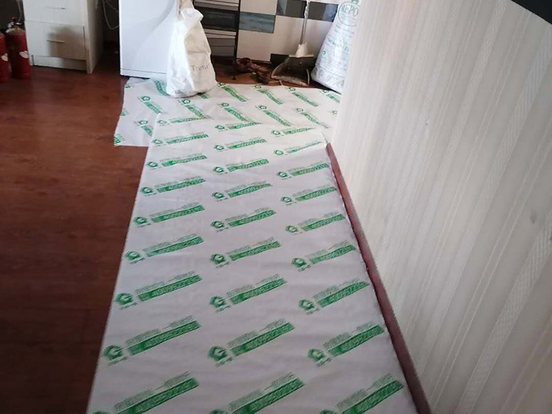 辦公室裝修走廊保護(hù)：辦公室裝修的水路改造相對(duì)來說比較少，電路是辦公室裝修工程較大的隱蔽工程部分，拆除工程后就應(yīng)該進(jìn)行電路的放線施工。在電路放線前應(yīng)根據(jù)設(shè)計(jì)圖紙對(duì)場(chǎng)地進(jìn)行測(cè)量及標(biāo)線，實(shí)地畫出各功能區(qū)間，然后根據(jù)設(shè)計(jì)圖要求進(jìn)行插座、照明等電路布點(diǎn)。 隔墻工程將前面3步做完后，第4步就是隔墻工程了，隔墻是辦公室裝修中較大的施工項(xiàng)目，這里所指的隔墻是磚砌墻或輕鋼龍骨石膏板隔墻，而如果采用成品高隔之類的新型材質(zhì)，其施工時(shí)間應(yīng)放在最后進(jìn)行，因?yàn)橄惹叭绻M(jìn)行安裝，后期的施工會(huì)對(duì)其進(jìn)行損壞。