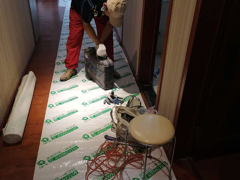 辦公室裝修走廊保護(hù)：辦公室裝修的水路改造相對(duì)來說比較少，電路是辦公室裝修工程較大的隱蔽工程部分，拆除工程后就應(yīng)該進(jìn)行電路的放線施工。在電路放線前應(yīng)根據(jù)設(shè)計(jì)圖紙對(duì)場(chǎng)地進(jìn)行測(cè)量及標(biāo)線，實(shí)地畫出各功能區(qū)間，然后根據(jù)設(shè)計(jì)圖要求進(jìn)行插座、照明等電路布點(diǎn)。 隔墻工程將前面3步做完后，第4步就是隔墻工程了，隔墻是辦公室裝修中較大的施工項(xiàng)目，這里所指的隔墻是磚砌墻或輕鋼龍骨石膏板隔墻，而如果采用成品高隔之類的新型材質(zhì)，其施工時(shí)間應(yīng)放在最后進(jìn)行，因?yàn)橄惹叭绻M(jìn)行安裝，后期的施工會(huì)對(duì)其進(jìn)行損壞。