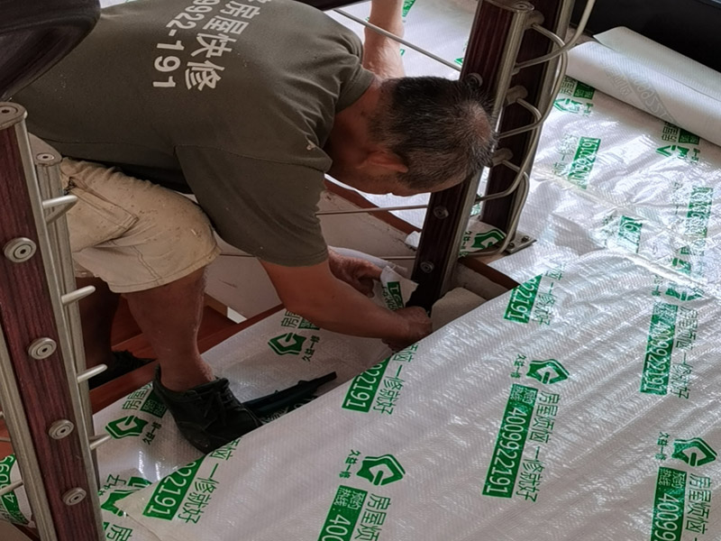 墻面翻新成品保護：家具搬放到房屋中央，對集中放置的家具進行整體保護，防止因墻面翻新而造成不必要的損壞；地板需要用專業(yè)的保護膜進行保護；對于不能移動的家具和家電，如空調(diào)等進行成品保護；尤其需要注意有插座、開關(guān)面板的位置，防止灰塵進入。 處理墻面出現(xiàn)的開裂、起翹等問題，若不做任何處理直接開始涂刷，使用專業(yè)的打磨機對墻面進行打磨處理，與一般打磨機不同的是，墻面打磨是無塵打磨，在打磨的過程中不會出現(xiàn)灰塵漫天的情況。