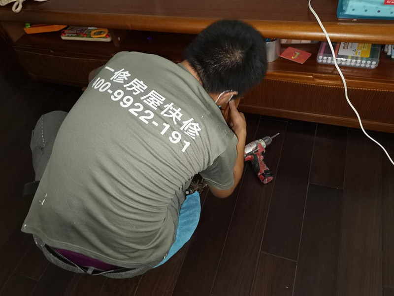 家具維修施工：將502膠水倒與家具損壞的位置，趕快用砂紙快速打磨，以防膠水風(fēng)干，在家具表面形成疙瘩。首先確定損壞的家具是什么顏色，然后選擇相近的顏色，配合稀釋劑在舊報(bào)紙上研磨均勻，然后在損壞家具的表面進(jìn)行上色，需要一層層覆蓋，切記把已經(jīng)上好的顏色再次的蹭掉。然后拋光是為了增加亮度保護(hù)漆面，用綠色三谷公司調(diào)配的稀釋劑是越擦越亮的