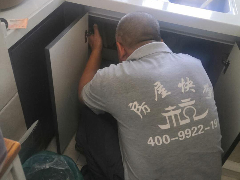 局部門安裝維修：將門框放入門洞中，水平及垂直方向都調整好后，利用膨脹螺絲進行固定;使用水泥砂漿填充于墻面和門框間的縫隙，確保門框的牢固;門框安裝好后，就可以安裝門扇，并注意將拉手、觀察孔、五金要裝好，且門扇的開啟要靈活。