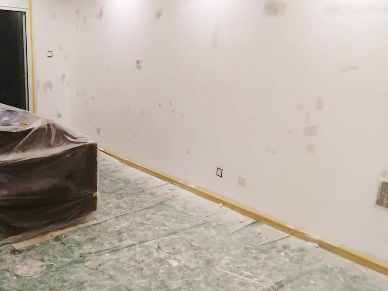 墻壁翻新裝修：首先在做翻新的時候一定要把之前的墻面給處理干凈，粉化嚴重的一定要鏟除干凈。由于之前的墻面有刷過油漆和乳膠漆，所在做完鏟除后一定要做打磨處理，將原來墻體上的結實的表皮及浮沉全部清理掉，如果說墻體出現(xiàn)小部分的凹陷以及裂縫的話可以用膩子稍微填補一下。清理干凈的墻面一定要刷一道底漆，墻面底漆的主要作用就是抗堿防潮、封固基材、保護面漆、提高面漆的質量以及遮蓋力。上面漆之前要裝油漆按照漆桶的說明配比及涂刷，要準備足夠的量，保證顏色的相同，不要因為量少缺量后來進行后補，這樣很容易發(fā)生色差的問題。刷面漆時要選擇質量好的刷漆滾筒，這樣刷出來的質地才會更加的均勻好看。