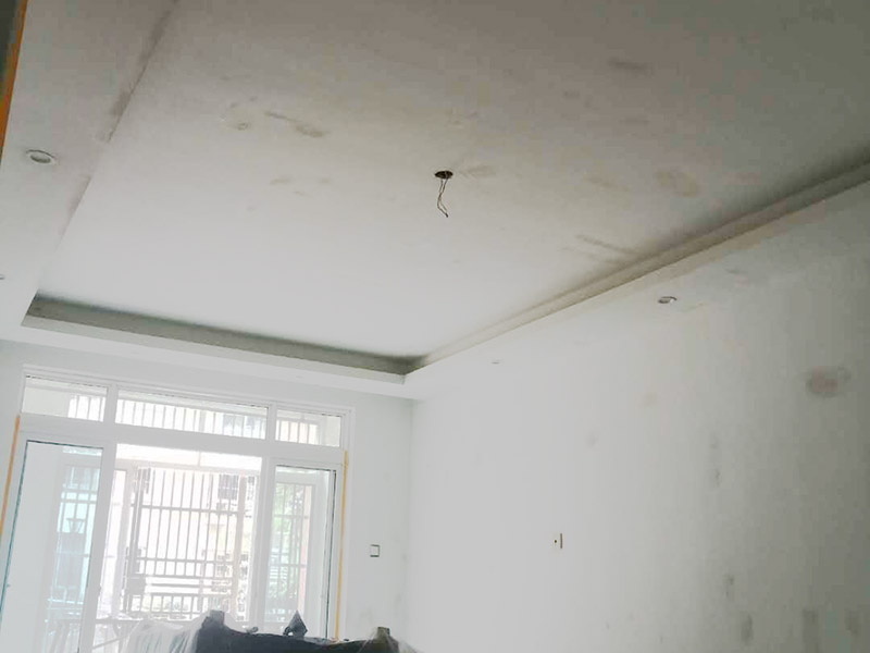 墻壁翻新裝修：首先在做翻新的時候一定要把之前的墻面給處理干凈，粉化嚴重的一定要鏟除干凈。由于之前的墻面有刷過油漆和乳膠漆，所在做完鏟除后一定要做打磨處理，將原來墻體上的結實的表皮及浮沉全部清理掉，如果說墻體出現(xiàn)小部分的凹陷以及裂縫的話可以用膩子稍微填補一下。清理干凈的墻面一定要刷一道底漆，墻面底漆的主要作用就是抗堿防潮、封固基材、保護面漆、提高面漆的質量以及遮蓋力。上面漆之前要裝油漆按照漆桶的說明配比及涂刷，要準備足夠的量，保證顏色的相同，不要因為量少缺量后來進行后補，這樣很容易發(fā)生色差的問題。刷面漆時要選擇質量好的刷漆滾筒，這樣刷出來的質地才會更加的均勻好看。