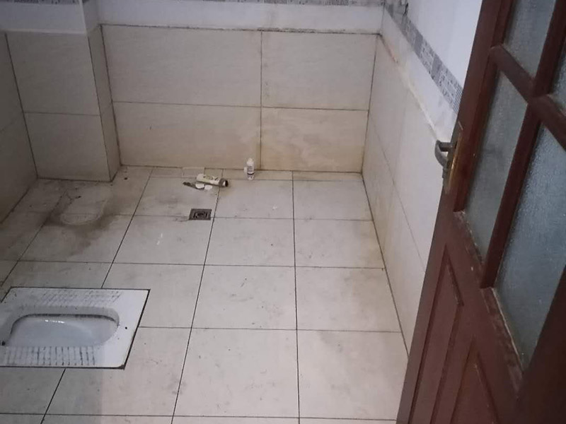 衛(wèi)生間裝修:首先要做得就是衛(wèi)生間的水電改造，在設計的時候，建議結合水路、電路的安全考慮，而且在設計的時候主要與實用性為主，把防水和電路做好，不然后期出現(xiàn)問題就比較麻煩了，防止安全隱患的發(fā)生?；A工程完了以后，就開始做表面主體工程的裝修了，主要包括墻面、地面和頂面的裝修，就是鋪墻磚、貼地磚和做吊頂這些的施工。在施工的時候按照嚴格的標準來做，才達得到預期的效果。硬裝部分施工完成之后，就可以完善配套的設施了，這個步驟也是關乎到一個衛(wèi)生間的品質問題。其配套設備包括了潔具衛(wèi)浴用品，有馬桶、淋浴五金、浴霸、浴室柜等等設備，都需要全面配套到位才好。