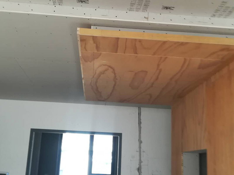 餐廳造型設(shè)計：餐廳口造型裝飾，應(yīng)注意與廚房內(nèi)的設(shè)施相協(xié)調(diào);設(shè)置在客廳中的餐廳裝飾，應(yīng)注意與客廳的功能和格調(diào)相統(tǒng)一。餐廳的色彩應(yīng)以明  快為主，明快的顏色能讓人感覺到和煦的溫暖，同時還能增加食欲，所以在餐廳裝修時，我們不妨多運(yùn)用一些橙色系，黃色系的色快，容易讓人有眼前一亮的感覺。  不過裝修過的人都知道，如果所有采用亮色，無疑會讓空間顯得狹小而逼仄，所以在使用亮色時，也要適當(dāng)?shù)挠靡恍├渖{(diào)來加以補(bǔ)充。