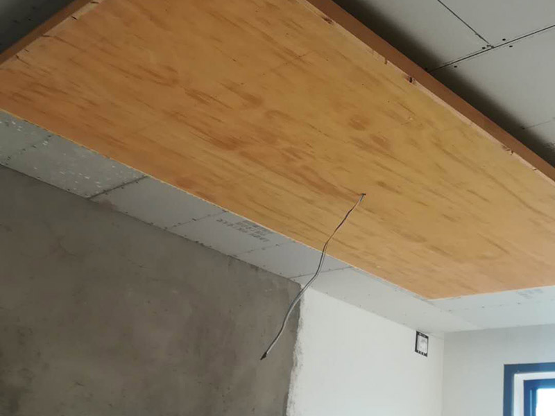 餐廳造型設(shè)計：餐廳口造型裝飾，應(yīng)注意與廚房內(nèi)的設(shè)施相協(xié)調(diào);設(shè)置在客廳中的餐廳裝飾，應(yīng)注意與客廳的功能和格調(diào)相統(tǒng)一。餐廳的色彩應(yīng)以明  快為主，明快的顏色能讓人感覺到和煦的溫暖，同時還能增加食欲，所以在餐廳裝修時，我們不妨多運(yùn)用一些橙色系，黃色系的色快，容易讓人有眼前一亮的感覺。  不過裝修過的人都知道，如果所有采用亮色，無疑會讓空間顯得狹小而逼仄，所以在使用亮色時，也要適當(dāng)?shù)挠靡恍├渖{(diào)來加以補(bǔ)充。