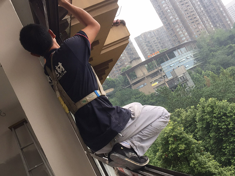 窗戶安裝維修：先測(cè)量好窗洞的尺寸，根據(jù)尺寸來購買合適的窗框和窗扇，接下來做好窗洞清潔，將窗框用膨脹螺栓固定在窗洞上，固定好后測(cè)量?jī)蓷l對(duì)角線，數(shù)據(jù)要一致才能確保安裝平整，然后用塑料泡沫填充窗框與墻之間縫隙做好密封，最后將窗扇和其他配件安裝好即可。