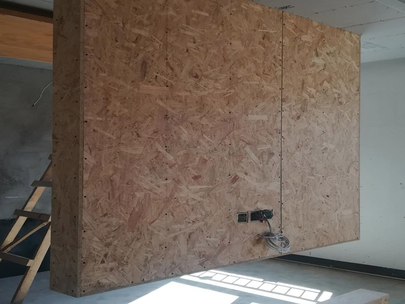 電視背景墻隔斷安裝:隔斷是劃分空間的貼心能手，而電視墻又是家中必備，電視墻與隔斷，它們并不是不相往來(lái)的獨(dú)立者，大可以合二為一，而這樣一個(gè)精心策劃的結(jié)合，帶來(lái)的是意想不到的滿意結(jié)果，電視墻隔斷設(shè)計(jì)解決了各種各樣的空間難題。將電視墻隔斷設(shè)計(jì)作為家中一個(gè)空間劃分的助手是近幾年的一個(gè)熱潮，電視墻隔斷既不會(huì)造成空間的堵塞也起到了一個(gè)過(guò)渡的作用，既美觀也達(dá)到了目的。