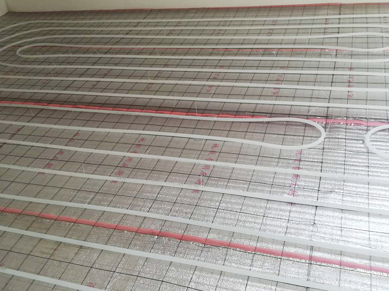 地暖安裝布線：在墻上劃線確定分集水器安裝位置及標(biāo)高，將分集水器以水平方向按圖紙尺寸要求固定于墻壁上，用膨脹螺栓固定好，安裝要牢固，安裝完后與供回水主干管對(duì)接。保溫板鋪設(shè)要平整，切割整齊，相互聯(lián)接縫要緊密，整板放在四周，切割板放在中間，鋪設(shè)時(shí)要注意的保溫板平整度，高差不允許超過正負(fù)5MM，縫隙不大于5MM。 地暖管應(yīng)按設(shè)計(jì)圖紙標(biāo)定的管間距和走向敷設(shè)，應(yīng)保持平直，并用塑料卡釘按照?qǐng)D紙將管材固定于擠塑板上或用綁帶固定在鋼絲網(wǎng)上。安裝間斷或完畢時(shí)，敞口處應(yīng)隨時(shí)封堵。地暖管切割，應(yīng)采用專用工具；切口應(yīng)平整，斷口面應(yīng)垂直管軸線。