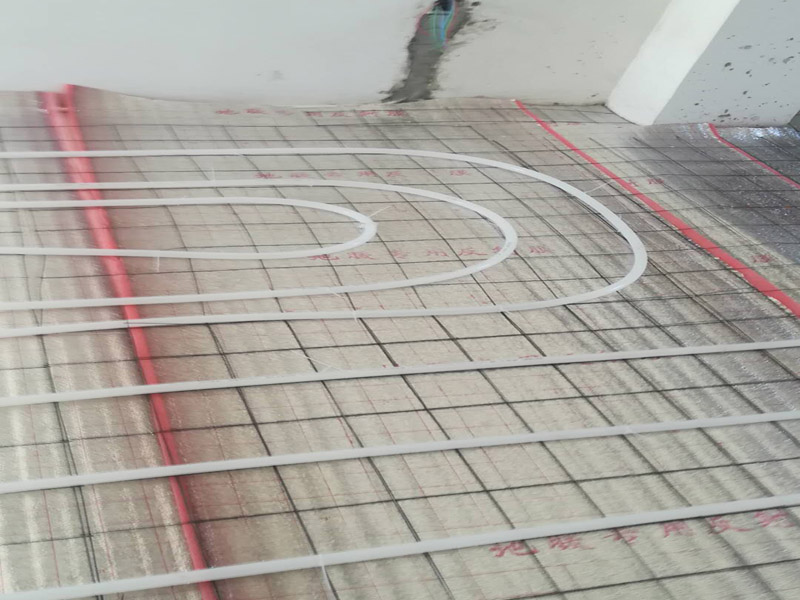 地暖安裝布線：在墻上劃線確定分集水器安裝位置及標(biāo)高，將分集水器以水平方向按圖紙尺寸要求固定于墻壁上，用膨脹螺栓固定好，安裝要牢固，安裝完后與供回水主干管對(duì)接。保溫板鋪設(shè)要平整，切割整齊，相互聯(lián)接縫要緊密，整板放在四周，切割板放在中間，鋪設(shè)時(shí)要注意的保溫板平整度，高差不允許超過正負(fù)5MM，縫隙不大于5MM。 地暖管應(yīng)按設(shè)計(jì)圖紙標(biāo)定的管間距和走向敷設(shè)，應(yīng)保持平直，并用塑料卡釘按照?qǐng)D紙將管材固定于擠塑板上或用綁帶固定在鋼絲網(wǎng)上。安裝間斷或完畢時(shí)，敞口處應(yīng)隨時(shí)封堵。地暖管切割，應(yīng)采用專用工具；切口應(yīng)平整，斷口面應(yīng)垂直管軸線。