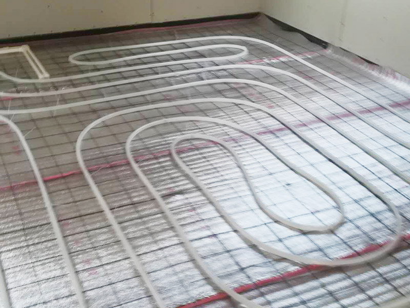 地暖安裝布線：在墻上劃線確定分集水器安裝位置及標(biāo)高，將分集水器以水平方向按圖紙尺寸要求固定于墻壁上，用膨脹螺栓固定好，安裝要牢固，安裝完后與供回水主干管對(duì)接。保溫板鋪設(shè)要平整，切割整齊，相互聯(lián)接縫要緊密，整板放在四周，切割板放在中間，鋪設(shè)時(shí)要注意的保溫板平整度，高差不允許超過正負(fù)5MM，縫隙不大于5MM。 地暖管應(yīng)按設(shè)計(jì)圖紙標(biāo)定的管間距和走向敷設(shè)，應(yīng)保持平直，并用塑料卡釘按照?qǐng)D紙將管材固定于擠塑板上或用綁帶固定在鋼絲網(wǎng)上。安裝間斷或完畢時(shí)，敞口處應(yīng)隨時(shí)封堵。地暖管切割，應(yīng)采用專用工具；切口應(yīng)平整，斷口面應(yīng)垂直管軸線。