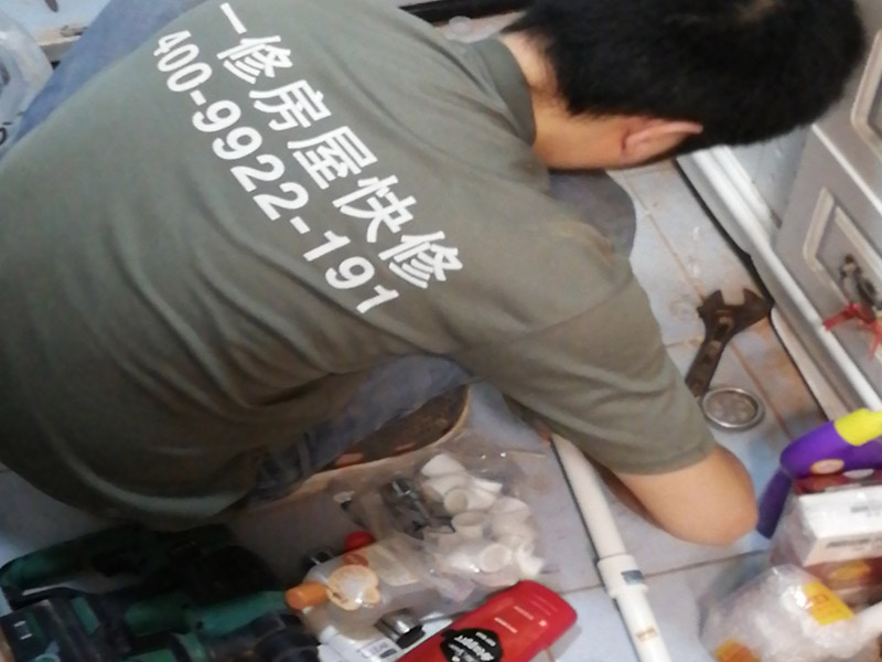 上水管改明管施工：水管走明管就是在裝修的時(shí)候?qū)⑺苈懵对谕狻Ｐl(wèi)生間水管走明管更加直觀，假如日后水管出現(xiàn)質(zhì)量問題，可以及時(shí)會(huì)發(fā)現(xiàn)，更利于維修更換，而且維修起來不用大動(dòng)干戈，沒有那么費(fèi)事。 南方地區(qū)由于氣候潮濕，暗管反而容易潮濕復(fù)式，可以考慮做明管，但做明管時(shí)一定要把暗管全部放棄不用。 做明管要用固定卡座來固定管道，用脹塞式膨脹栓固定卡座，10年也不會(huì)壞。
