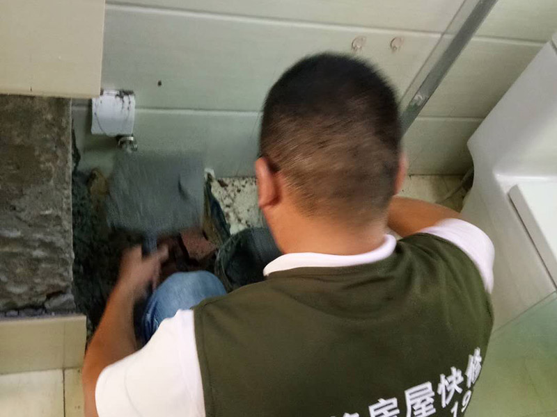 衛(wèi)生間瓷磚修補：1、把瓷磚脫落地方的舊水泥清干凈。 2、把瓷磚泡幾分鐘，再拿水泥浸到和豆油一樣的程度。 3、把瓷磚拿出來把表面上的水晾干，然后把水泥均勻涂在瓷磚上 （厚度和原來的水泥漿差不多就行） 4 、用木頭敲平就行。 墻面瓷磚一旦脫落，首先要檢查原因。通常情況下，如果脫落的墻磚水泥砂漿層與墻面之間很牢固，那么就將四周松動的墻磚也一同起下來，與原先脫落的磚一起修補。