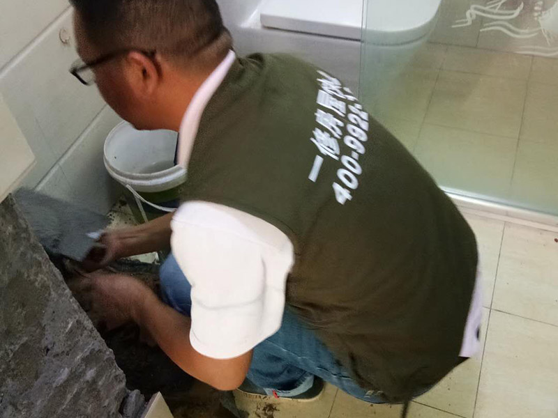 衛(wèi)生間瓷磚修補：1、把瓷磚脫落地方的舊水泥清干凈。 2、把瓷磚泡幾分鐘，再拿水泥浸到和豆油一樣的程度。 3、把瓷磚拿出來把表面上的水晾干，然后把水泥均勻涂在瓷磚上 （厚度和原來的水泥漿差不多就行） 4 、用木頭敲平就行。 墻面瓷磚一旦脫落，首先要檢查原因。通常情況下，如果脫落的墻磚水泥砂漿層與墻面之間很牢固，那么就將四周松動的墻磚也一同起下來，與原先脫落的磚一起修補。